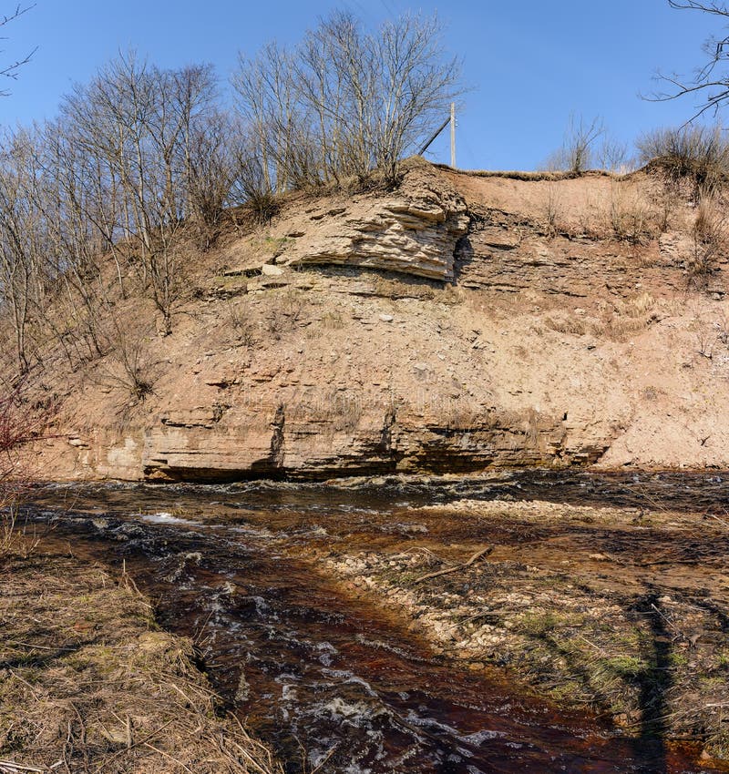 De canion op de Lavarivier in het gebied van Leningrad is een geologisch monument van aard van regionaal belang stock afbeeldingen De canion op de Lavarivier in het gebied van Leningrad is een geologisch monument van aard van regionaal belang stock afbeeldingen