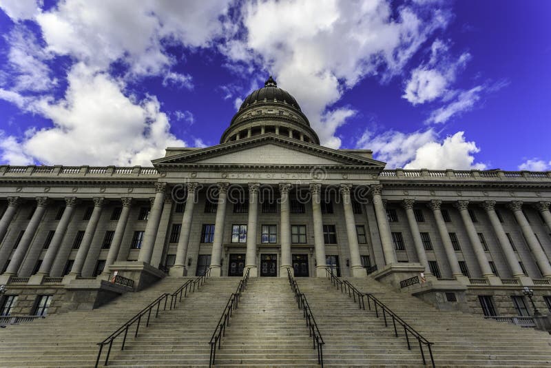 De capitolbouw van de staat van Utah in Salt Lake City met mooi CLO royalty-vrije stock foto De capitolbouw van de staat van Utah in Salt Lake City met mooi CLO royalty-vrije stock foto