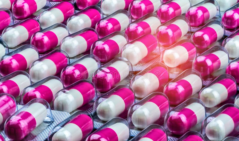 De capsulepillen van close-up roze-witte antibiotica in blaarpak Antimicrobiële resistentie Farmaceutische Industrie Globale Gezo royalty-vrije stock afbeelding De capsulepillen van close-up roze-witte antibiotica in blaarpak Antimicrobiële resistentie Farmaceutische Industrie Globale Gezo royalty-vrije stock afbeelding