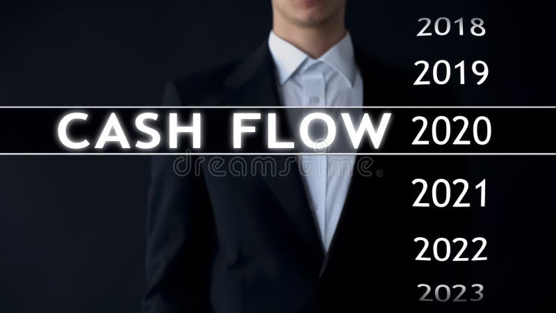 De cash flow voor 2020, zakenman selecteert financieel verslag op het virtuele scherm stock afbeeldingen De cash flow voor 2020, zakenman selecteert financieel verslag op het virtuele scherm stock afbeeldingen