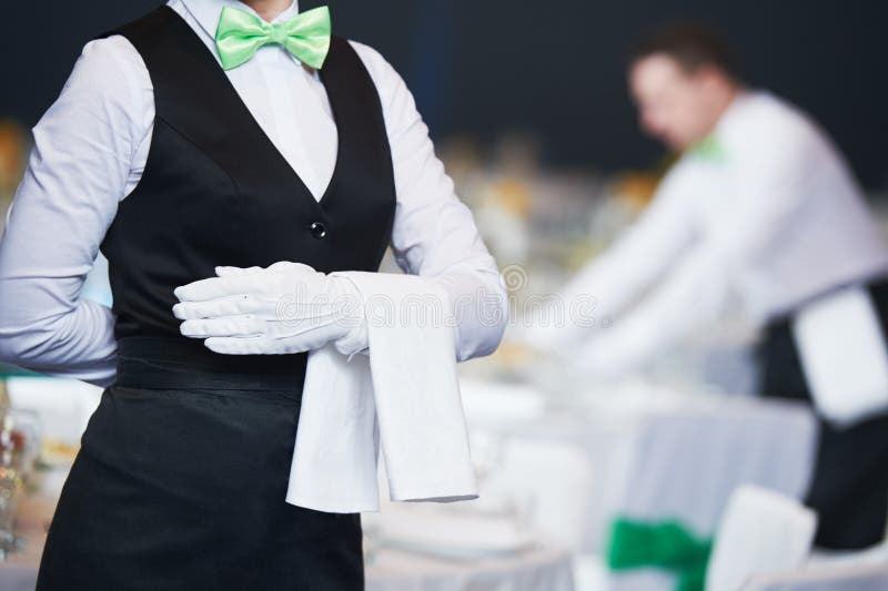 De cateringsdienst serveerster op plicht in restaurant
