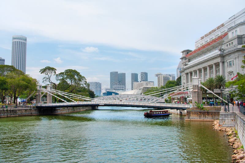 De Cavenaghbrug die lager overspannen bereikt van de Rivier van Singapore royalty-vrije stock foto's De Cavenaghbrug die lager overspannen bereikt van de Rivier van Singapore royalty-vrije stock foto's