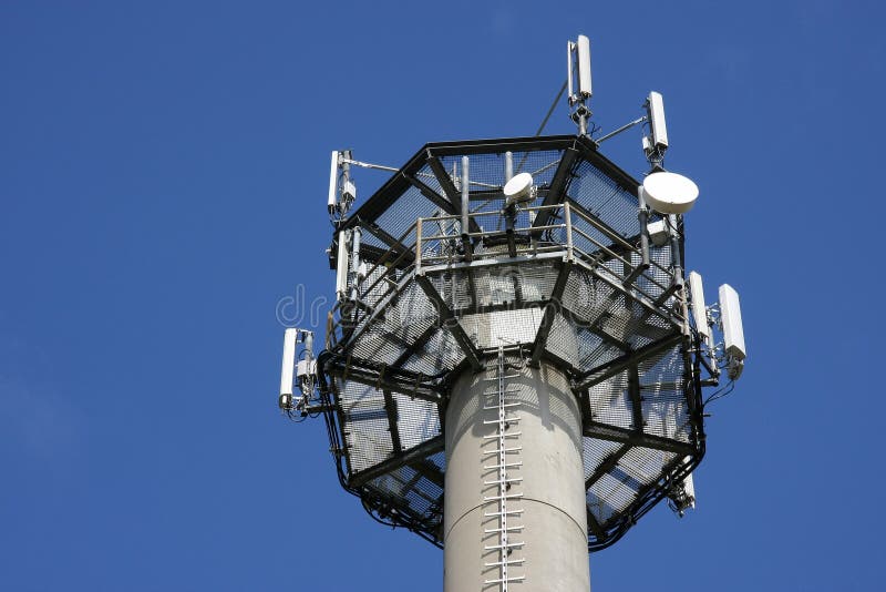 De cellulaire mast van het telefoonnetwerk