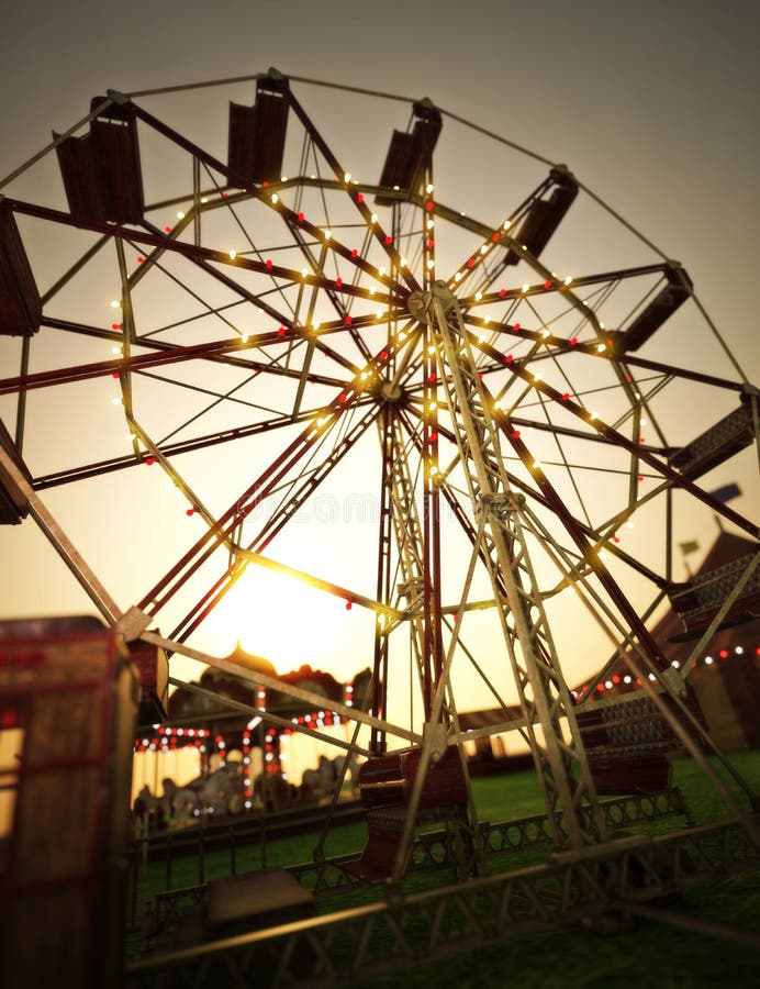 De centrale achtergrond van Carnaval met Reuzenrad en carrousel stock afbeelding De centrale achtergrond van Carnaval met Reuzenrad en carrousel stock afbeelding