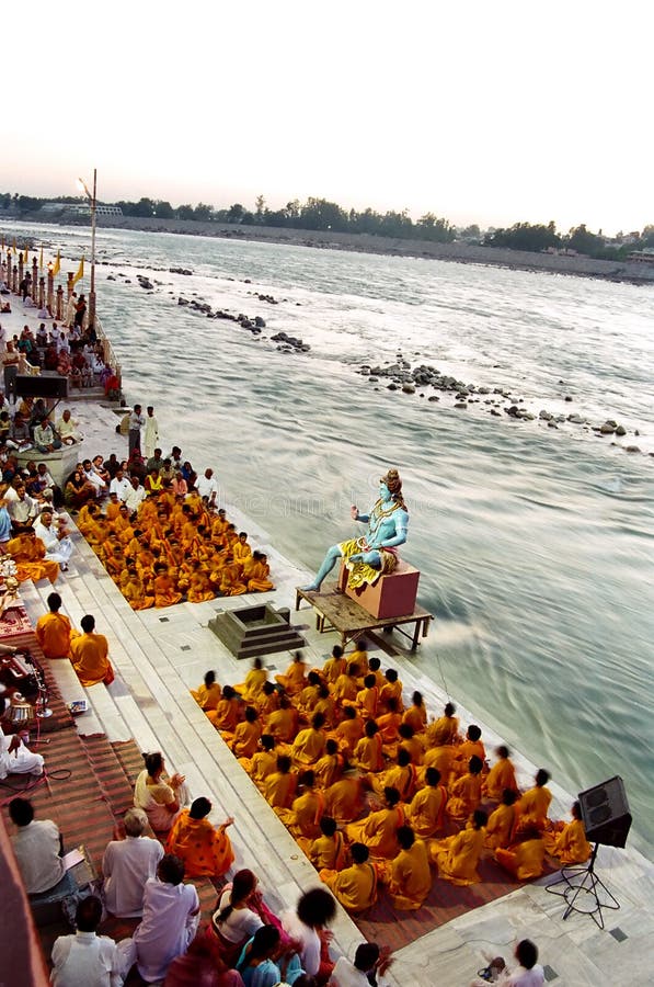 De Ceremonie van Puja op de rivier van Ganges