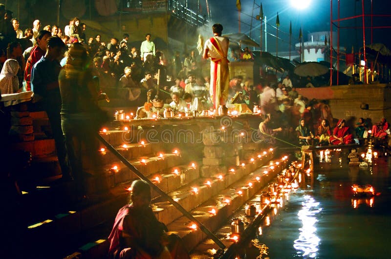 De Ceremonie van Puja van de Rivier van Ganges, Varanasi India