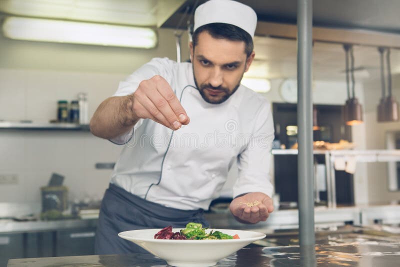 De chef-kok van het mensen het Japanse restaurant koken in de keuken stock foto's De chef-kok van het mensen het Japanse restaurant koken in de keuken stock foto's