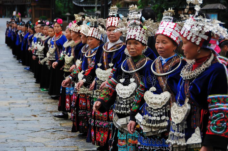 De Chinese miao oude vrouwen stock fotografie De Chinese miao oude vrouwen stock fotografie