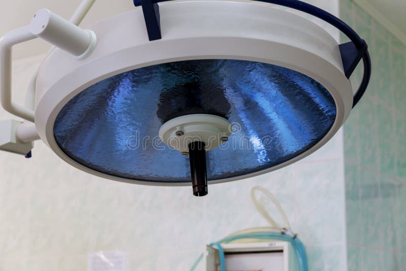 De chirurgische lampen in verrichtingsruimte nemen met selectieve kleurentechniek en kunstverlichting royalty-vrije stock afbeelding De chirurgische lampen in verrichtingsruimte nemen met selectieve kleurentechniek en kunstverlichting royalty-vrije stock afbeelding