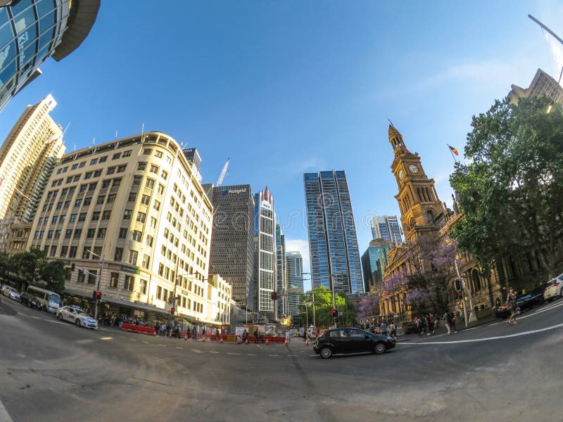 De Cityscape mening van het stadhuis van Sydney, op George Street, het beeld door lens die van de fisheye de brede hoek wordt gev stock fotografie De Cityscape mening van het stadhuis van Sydney, op George Street, het beeld door lens die van de fisheye de brede hoek wordt gev stock fotografie