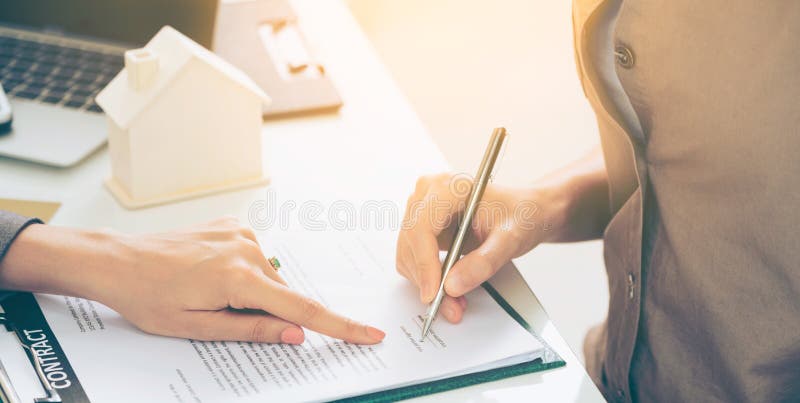 De cli?nt ondertekent Document om Huis en Real Estate te kopen stock foto's De cli?nt ondertekent Document om Huis en Real Estate te kopen stock foto's