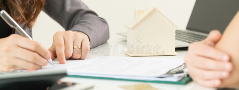 De cliënt ondertekent Document om Huis en Real Estate te kopen stock fotografie De cliënt ondertekent Document om Huis en Real Estate te kopen stock fotografie