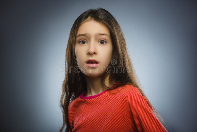 De close-up deed schrikken en schokte meisje De menselijke uitdrukking van het emotiegezicht stock foto's De close-up deed schrikken en schokte meisje De menselijke uitdrukking van het emotiegezicht stock foto's