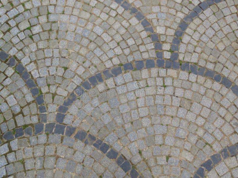 De close-up van a cobbled straat Grijze straatstenen cobblestones Betonmolens Ruimte voor tekst royalty-vrije stock foto De close-up van a cobbled straat Grijze straatstenen cobblestones Betonmolens Ruimte voor tekst royalty-vrije stock foto