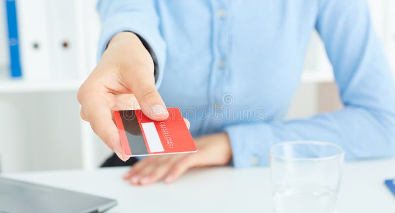 De close-up van rode creditcard holded met de hand stock foto's De close-up van rode creditcard holded met de hand stock foto's