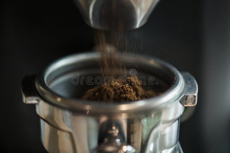 De close-up van verse malende koffie rosted in het koffiehuis stock foto De close-up van verse malende koffie rosted in het koffiehuis stock foto
