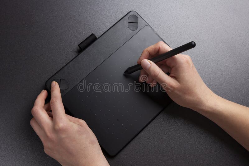 De close-upmening van meisjes` s handen trekt op oppervlakte van grafische tablet Het ontwerperwerk met grafische tablet royalty-vrije stock fotografie De close-upmening van meisjes` s handen trekt op oppervlakte van grafische tablet Het ontwerperwerk met grafische tablet royalty-vrije stock fotografie