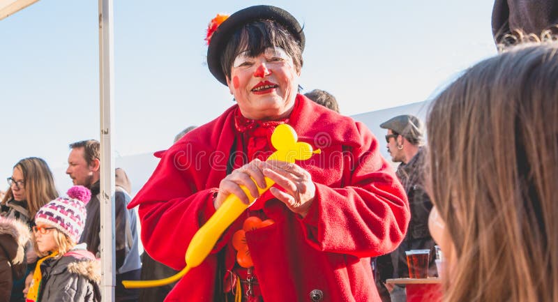 De clown maakt karakters met ballen om hen aan de kinderen aan te bieden stock foto De clown maakt karakters met ballen om hen aan de kinderen aan te bieden stock foto