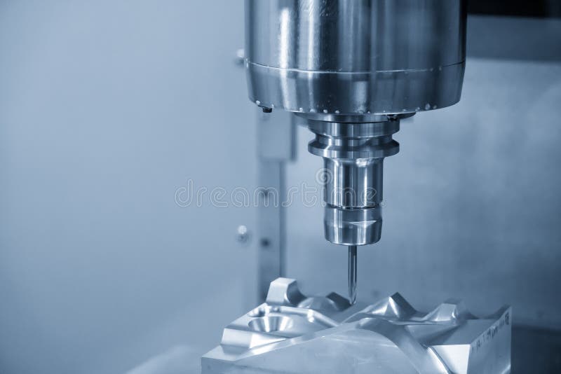 De CNC malenmachine die het automobielvormdeel snijden royalty-vrije stock foto's De CNC malenmachine die het automobielvormdeel snijden royalty-vrije stock foto's