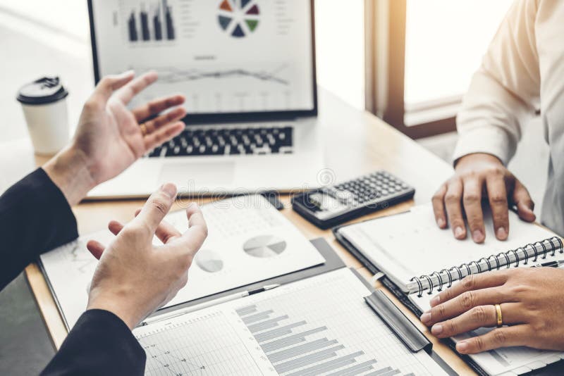 De co-werkende vergadering Bedrijfs van Team Consulting de Analyseinvestering van de Planningsstrategie en het bewaren van concep stock afbeelding De co-werkende vergadering Bedrijfs van Team Consulting de Analyseinvestering van de Planningsstrategie en het bewaren van concep stock afbeelding
