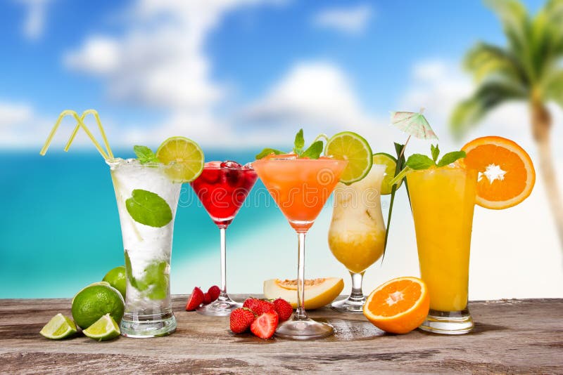 De cocktails van de zomer stock afbeelding. Image of vloeibaar - 25497467