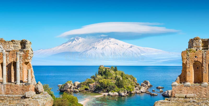 De collage met oud Grieks theater, Isola Bella en Etna zetten dichtbij Taormina, Sicilië, Italië op royalty-vrije stock afbeelding De collage met oud Grieks theater, Isola Bella en Etna zetten dichtbij Taormina, Sicilië, Italië op royalty-vrije stock afbeelding