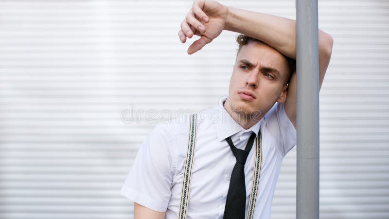 De collectieve van de het bureaumanier van de hipsterstijl peinzende mens stock foto De collectieve van de het bureaumanier van de hipsterstijl peinzende mens stock foto