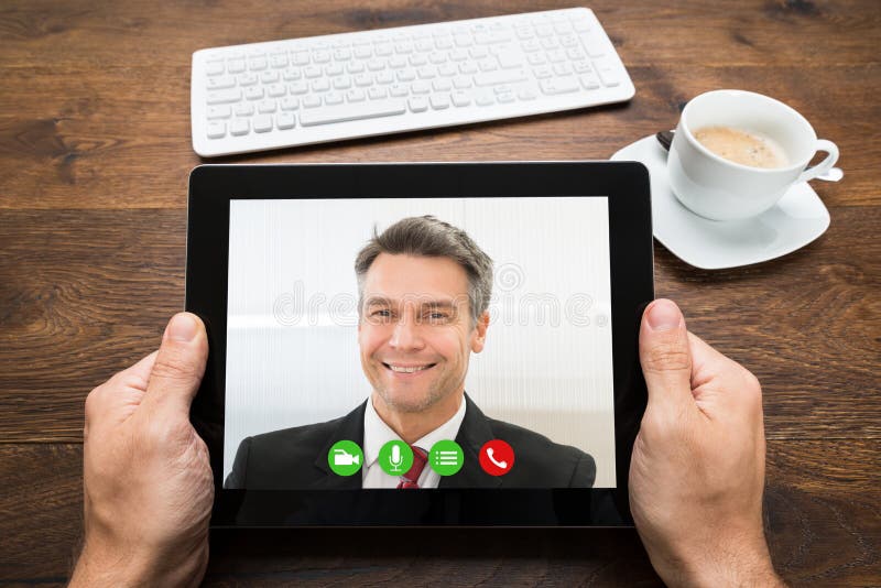 Zakenvrouw/Zakeman in een videogesprek met een collega royalty-vrije stock afbeeldingen