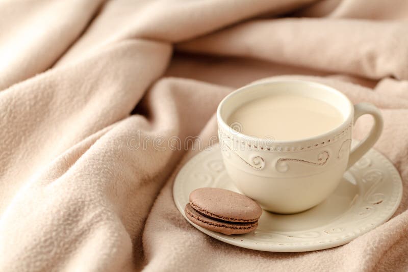 De comfortabele achtergrond van het de winterhuis, kop van hete koffie met melk, warm k stock afbeelding De comfortabele achtergrond van het de winterhuis, kop van hete koffie met melk, warm k stock afbeelding