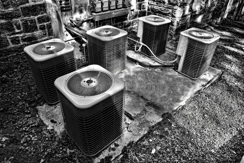 De commerciële Eenheden van de Airconditionercondensatoren van HVAC royalty-vrije stock afbeeldingen De commerciële Eenheden van de Airconditionercondensatoren van HVAC royalty-vrije stock afbeeldingen