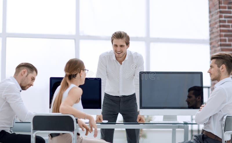 De commerciële teamwerken in een modern bureau stock afbeeldingen De commerciële teamwerken in een modern bureau stock afbeeldingen