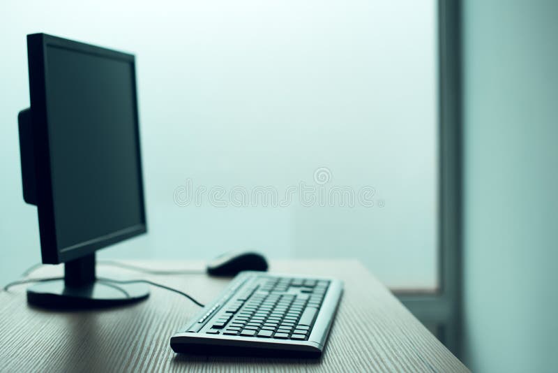 De computer van Desktoppc in leeg bureau