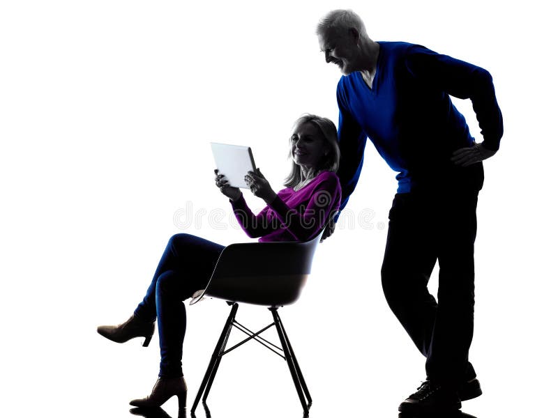 De computersilhouet van de paar hoger digitaal tablet stock fotografie De computersilhouet van de paar hoger digitaal tablet stock fotografie