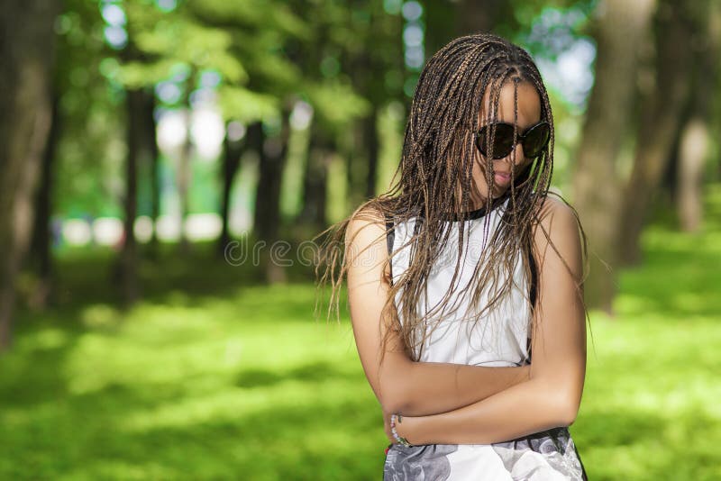 De Concepten van de tienerslevensstijl Jong Afrikaans Amerikaans Tienermeisje met Overvloed van Lange Dreadlocks stock fotografie De Concepten van de tienerslevensstijl Jong Afrikaans Amerikaans Tienermeisje met Overvloed van Lange Dreadlocks stock fotografie