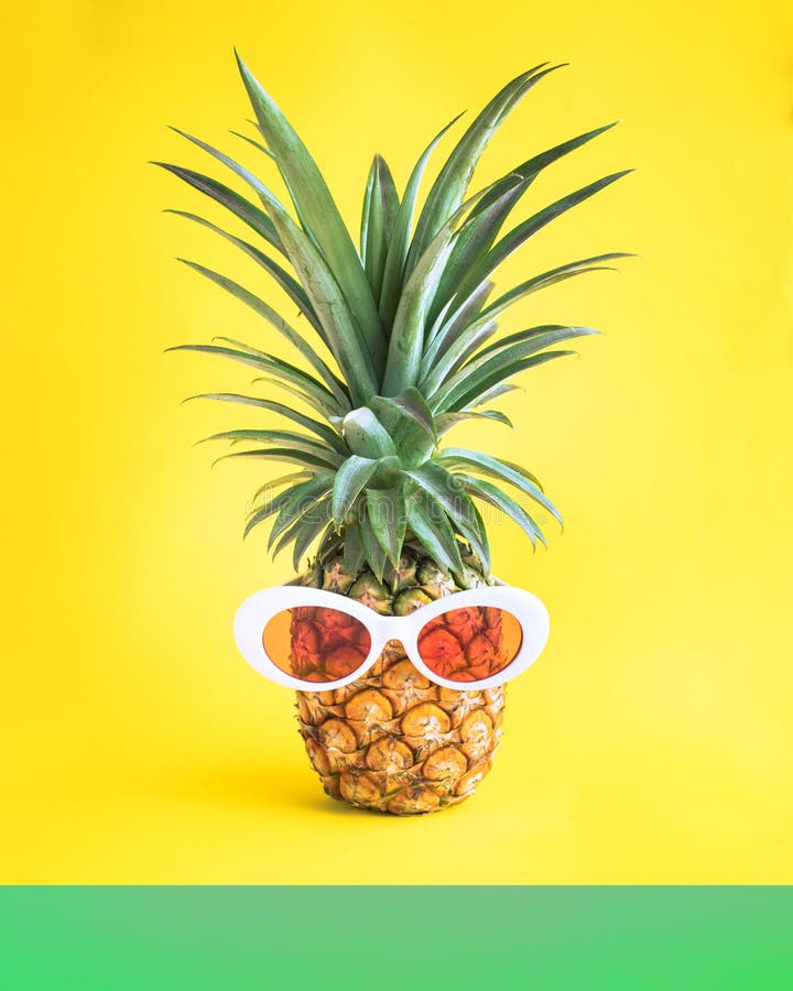 De concepten van de de zomervakantie met ananas en zonnebril in pastelkleur stock foto De concepten van de de zomervakantie met ananas en zonnebril in pastelkleur stock foto