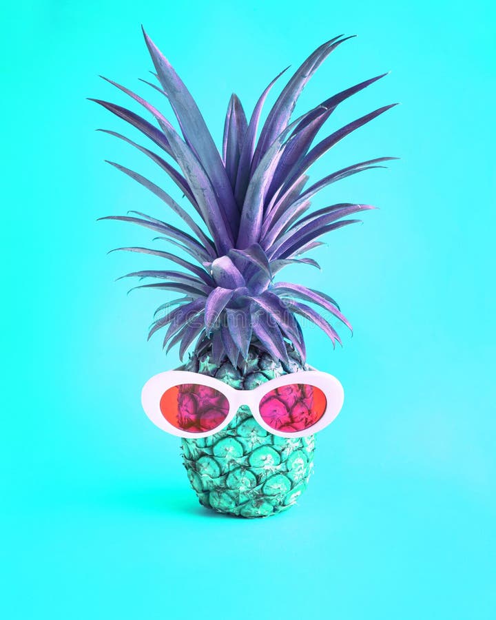 De concepten van de de zomervakantie met exotische ananas en zonnebril stock foto De concepten van de de zomervakantie met exotische ananas en zonnebril stock foto