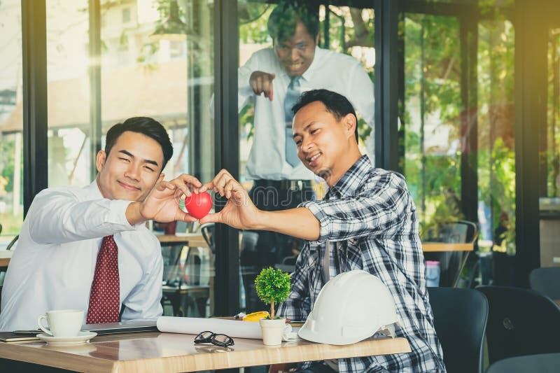 De conceptenliefde voor bemant samen holdings rood hart Het Liefdeverhaal stock foto De conceptenliefde voor bemant samen holdings rood hart Het Liefdeverhaal stock foto