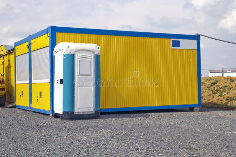 De Container van de Industrailplaats en mobiel Toilet royalty-vrije stock fotografie De Container van de Industrailplaats en mobiel Toilet royalty-vrije stock fotografie