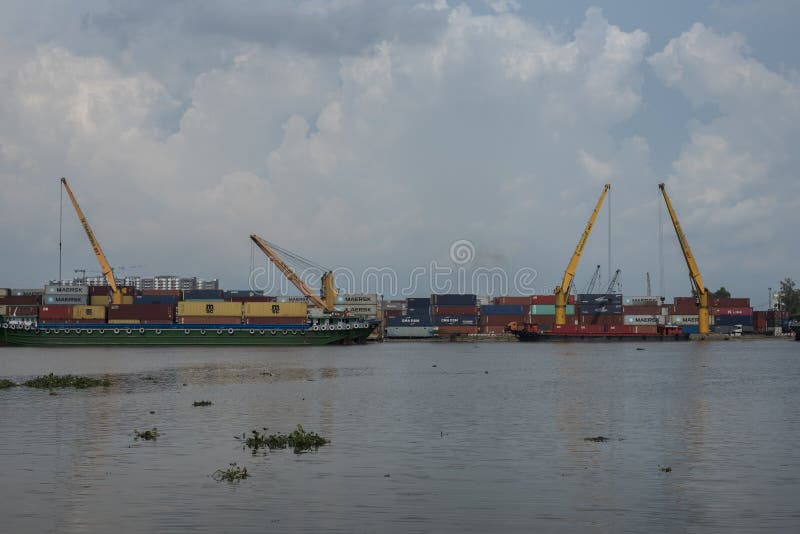 De containers worden leeggemaakt van een schip in Ho Chi Minh City, Vietnam royalty-vrije stock foto De containers worden leeggemaakt van een schip in Ho Chi Minh City, Vietnam royalty-vrije stock foto