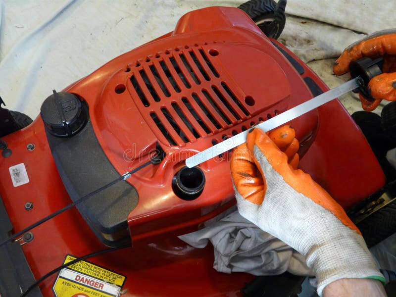 De Controle van de Grasmaaimachineolie stock afbeelding De Controle van de Grasmaaimachineolie stock afbeelding