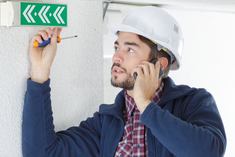 De coördinator van het de bouwonderhoud het inspecteren het werk royalty-vrije stock foto De coördinator van het de bouwonderhoud het inspecteren het werk royalty-vrije stock foto