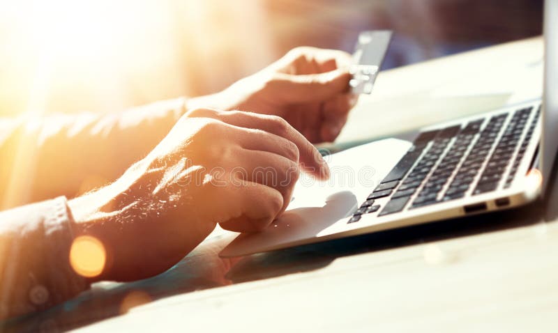 De Creditcard van de de Holdingshand van close-upmensen De Betalingen van zakenmanuse laptop online het Winkelen Guy Typing Keybo royalty-vrije stock afbeelding De Creditcard van de de Holdingshand van close-upmensen De Betalingen van zakenmanuse laptop online het Winkelen Guy Typing Keybo royalty-vrije stock afbeelding
