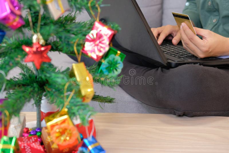 de creditcard van de mensengreep voor online het winkelen mannelijke koper het kopen chri stock afbeelding de creditcard van de mensengreep voor online het winkelen mannelijke koper het kopen chri stock afbeelding