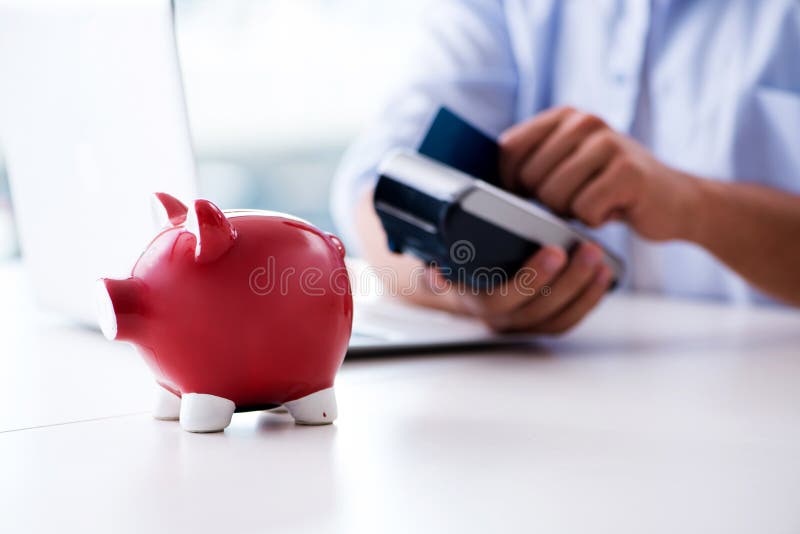 De de creditcardtransactie van de mensenverwerking met pos terminal royalty-vrije stock afbeeldingen De de creditcardtransactie van de mensenverwerking met pos terminal royalty-vrije stock afbeeldingen