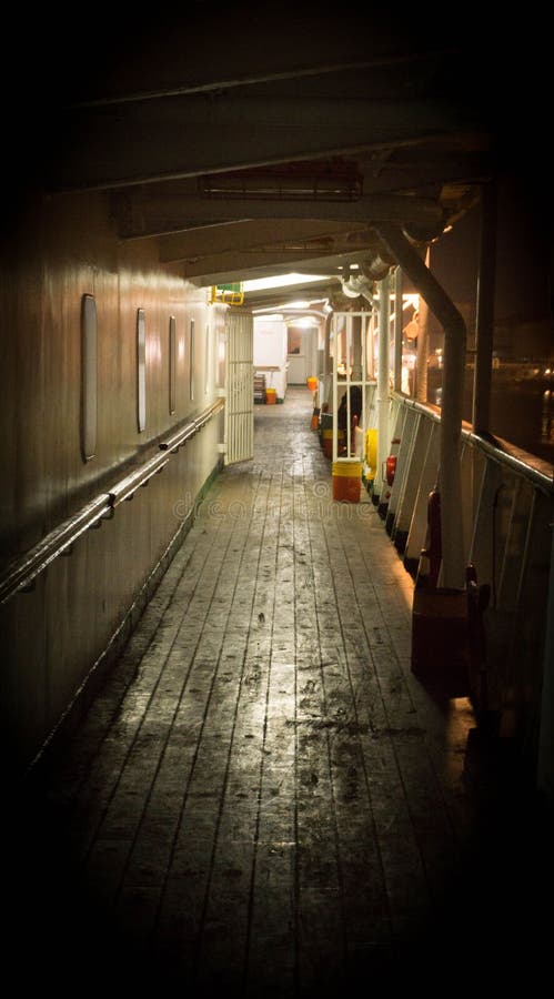 De cruisedek van het Unmanageschip op de nacht met vuile houten vloer royalty-vrije stock fotografie De cruisedek van het Unmanageschip op de nacht met vuile houten vloer royalty-vrije stock fotografie