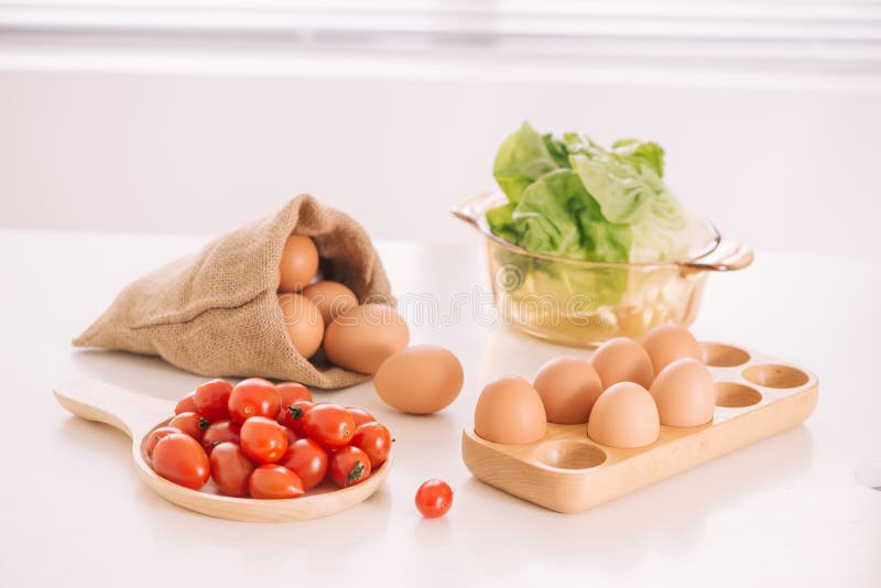 De cuisine toujours durée Oeufs frais dans un sac de sac photographie stock De cuisine toujours durée Oeufs frais dans un sac de sac photographie stock