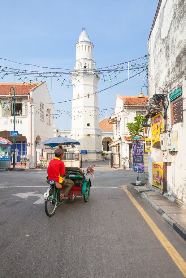 De cyclusriksja berijdt onderaan de straat, Penang, Maleisië royalty-vrije stock afbeelding De cyclusriksja berijdt onderaan de straat, Penang, Maleisië royalty-vrije stock afbeelding