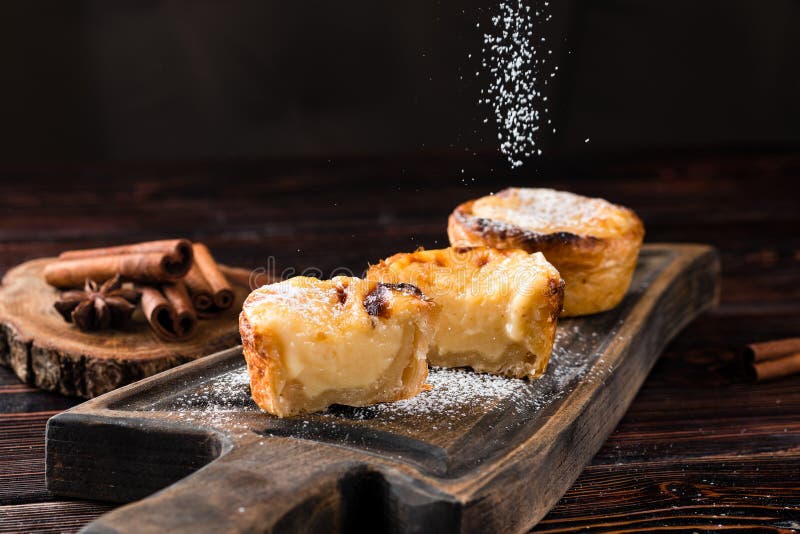 De Delicieux Gateaux Faits Maison Parsemes De Sucre Glace Sur Une Table Rustique En Bois Fonce Gateaux A La Creme Photo Stock Image Du Dessert Homemade