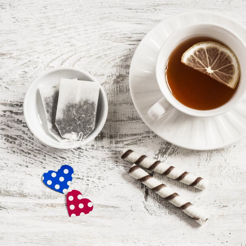 De Dag eigengemaakte theezakjes van Valentine, thee met citroen en koekjes royalty-vrije stock afbeeldingen De Dag eigengemaakte theezakjes van Valentine, thee met citroen en koekjes royalty-vrije stock afbeeldingen