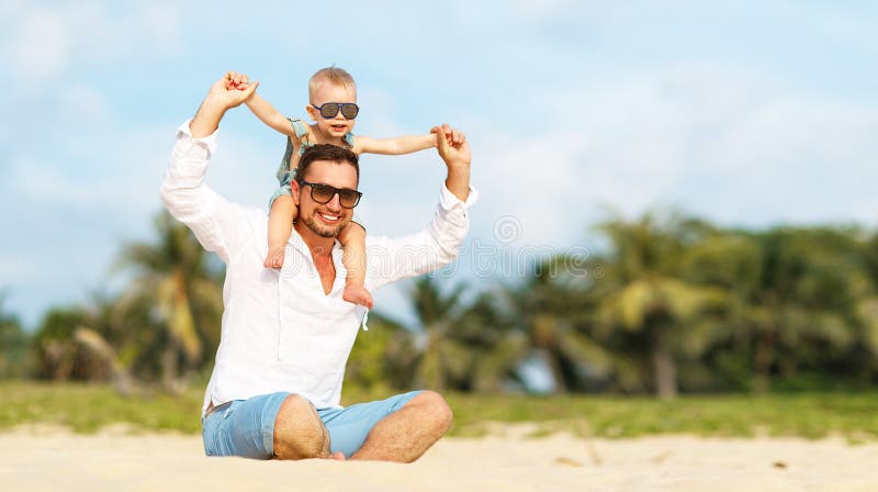 De dag van de vader `s Papa en babyzoon het spelen samen in openlucht op su stock foto's De dag van de vader `s Papa en babyzoon het spelen samen in openlucht op su stock foto's